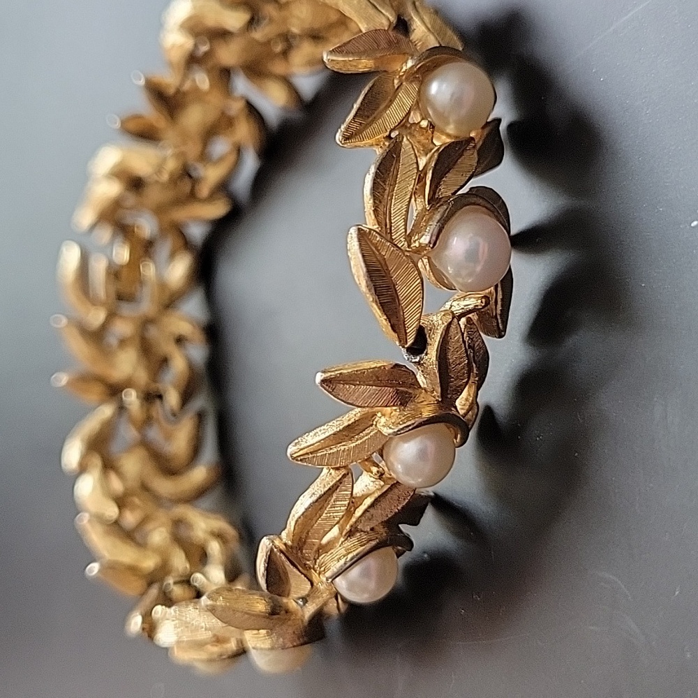 Avon Vintage EVENING CREATION Faux Pearl And Gold Leaves Clasp Bracelet